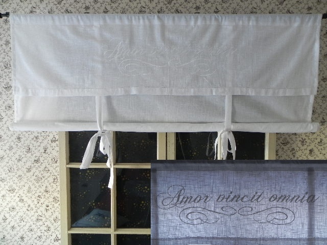 Hissgardin "Amor vincit omnia" 120 cm - Vit brodyr